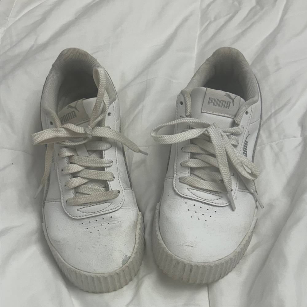 Puma women’s Classic White Sneakers💥